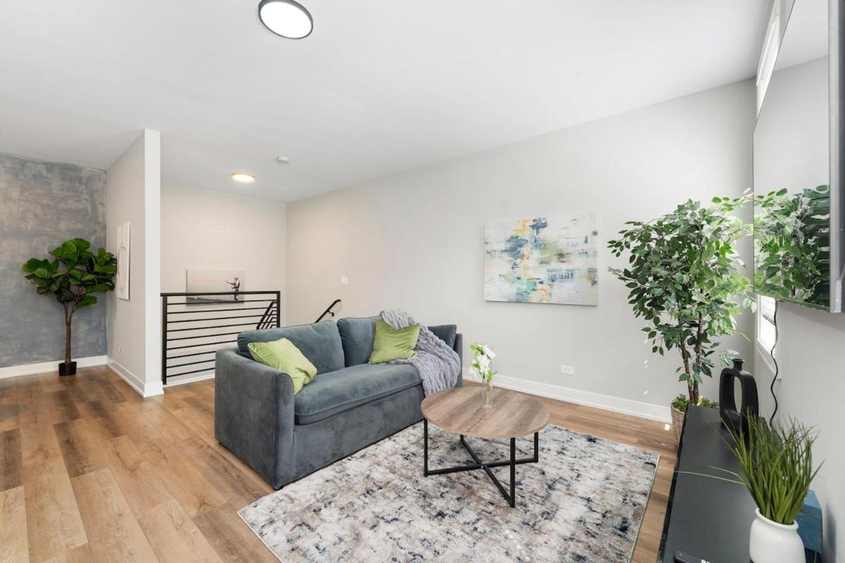 2 Bed & 3 Bath Chicago Condo المظهر الخارجي الصورة